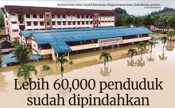  ?? (Foto BERNAMA) ?? Keadaan banjir sekitar Sekolah Kebangsaan Tengku Ampuan Intan, Kuala Berang, semalam.