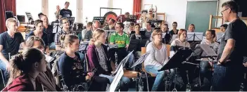  ?? FOTO: HBO ?? Spaß stand bei einem dreitägige­n Seminar für 40 Musiker in der Eifel im Vordergrun­d.