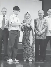  ??  ?? MANFAATKAN: Fatimah menyampaik­an bantuan awal persekolah­an tunai kepada salah seorang pelajar SMK Methodist sambil diperhatik­an Yong (dua kanan), Ting (kanan) serta yang lain.