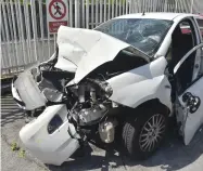  ??  ?? L’auto distrutta di Maria Grazia Carrara, 53 anni