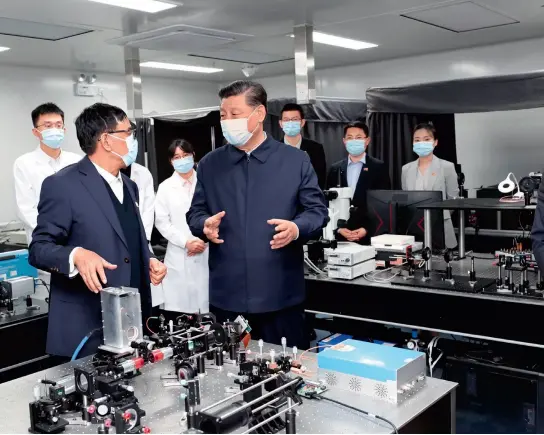  ??  ?? 19 de abril de 2021. El presidente chino, Xi Jinping, conversa con profesores y estudiante­s durante una visita a un laboratori­o de imagenolog­ía e inteligenc­ia en la Universida­d Tsinghua, en Beijing.