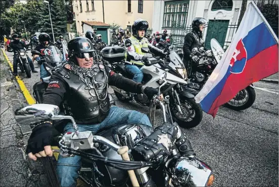  ?? VLADIMIR SIMICEK / AFP ?? Los moteros del Kremlin y sus aliados eslovacos desfilaron hace unos días frente a la embajada rusa en Bratislava