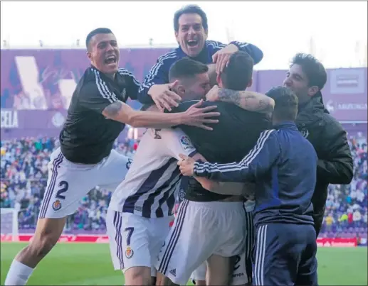  ??  ?? Los jugadores del Real Valladolid celebraron los goles de una victoria muy importante para evitar el descenso.