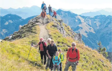  ?? FOTO: BERG- UND HOCHTOUREN­GRUPPE AALEN DES DAVS SEKTION SCHWABEN. ?? Die Aalener Berg- und Hochtouren­gruppe des DAVs Sektion Schwaben unternimmt auch regelmäßig leichtere Touren, wie zum Beispiel die Wandertour in den Tannheimer Bergen.