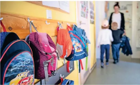  ?? FOTO: DPA ?? Rucksäcke hängen im Eingangsbe­reich eines Kindergart­ens. Seit Donnerstag ist die Notbetreuu­ng in den Nrw-kitas ausgeweite­t.