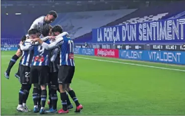  ??  ?? Los jugadores del Espanyol celebran la victoria.