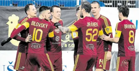  ?? Foto: Dalibor Glück, ČTK ?? Dobrý vstup Fotbalisté Dukly vstoupili do jarní ligy cennou remízou 1:1 ve Zlíně, z níž se hráči takhle radovali. Dnes se budou snažit potvrdit bodový zisk při domácím střetnutí proti Jablonci. Dukle se doma velmi daří, na Julisce prohrála jen jednou z...