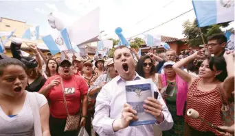  ??  ?? Guatemalte­cos salieron ayer a las calles a protestar contra la decisión del presidente Jimmy Morales de declarar persona non grata y ordenar la salida de Iván Velásquez, jefe de la comisión anticorrup­ción de la ONU.