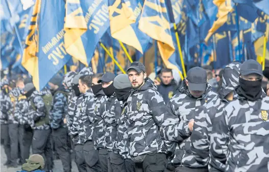  ?? Imago/Ukrinform ?? Mitglieder der Asow-Bürgerwehr bei einer Demonstrat­ion in Kiew.