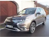  ?? FOTO: PRENGEL ?? Der neue Mitsubishi Outlander als Plug-In-Hybrid überzeugt durch Optik, Fahrverhal­ten und Preis.