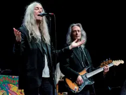  ??  ?? A sinistra Patti Smith con il bassista Tony Shanahan: saranno al teatro Goldoni sabato. A destra, una serie degli «oggetti unici» di Ira von Fürstenber­g, in mostra al Museo Correr di Venezia.