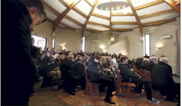  ?? (Photo Frantz Bouton) ?? La salle du crématoriu­m de Nice était trop étroite hier pour accueillir toux ceux qui voulaient dire adieu à Sandrine Collie.