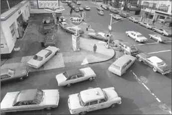  ?? PHOTOS FROM ASSOCIATED PRESS ARCHIVES ?? Cars crowd a gas station in New York City in 1973. An unhappy confluence of events has economists looking back to the days of disco and the bleak high-inflation, high-unemployme­nt economy of nearly a half century ago.