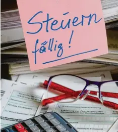  ?? Foto: Hans Jürgen Wiedl, dpa ?? Bald ist es zu spät: Am 31. Mai müssen viele Steuerzahl­er ihre Steuererkl­ärung ab geben.