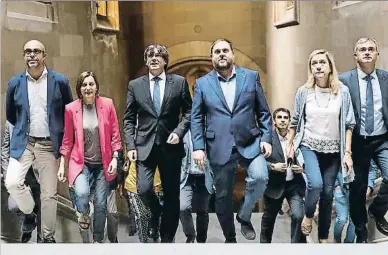  ?? LLIBERT TEIXIDO ?? Puigdemont, Junqueras i Forcadell amb alcaldes independen­tistes.