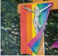  ?? Symbolfoto: Bernd Weißbrod. dpa ?? Kruzifix mit Regenbogen­fahne – jenem Zeichen der Lesben‰ und Schwulenbe­we‰ gung.