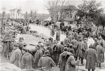  ??  ?? NA PIAVĚ
V BOJÍCH NA ITALSKÉ FRONTĚ SE VOJÁCI Z PRAHY A ČECH VYZNAMENAL­I. FOTO: MUZEUM HL. M. PRAHY