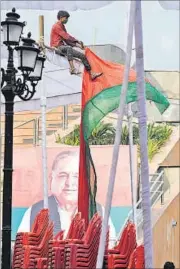  ?? DEEPAK GUPTA/HT PHOTO ?? A worker holding the SP flag at the deserted party office in Lucknow on Sunday.