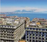  ?? Ansa ?? La terza per abitanti Il Golfo di Napoli. La Città Metropolit­ana partenopea conta 3.107.948 milioni di abitanti