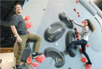  ?? PHOTO JEAN-FRANÇOIS DESGAGNÉS ?? Le directeur général Vincent Légaré et la présidente Lisa Lajoie n’étaient pas peu fiers de dévoiler leur nouveau centre d’escalade intérieur dans Vanier, hier.