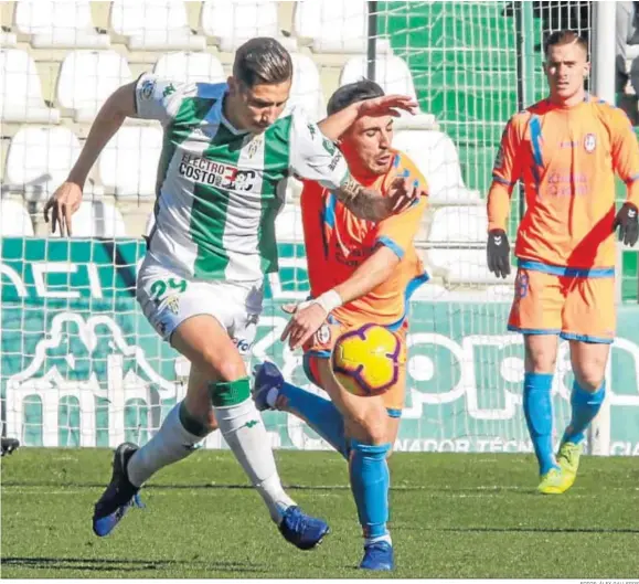  ?? FOTOS: ÁLEX GALLEGOS ?? Erik Expósito arranca perseguido por un jugador majariego, durante el partido celebrado ayer en El Arcángel.