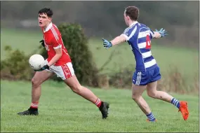  ??  ?? Eoin Darcy of Tinahely is tracked by Steven Bohan of Blessingto­n.