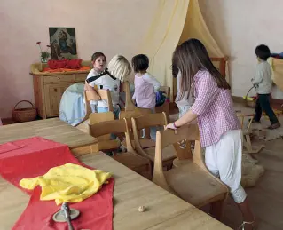 ??  ?? Gabbia etnica Bambini in un asilo. La val Venosta vuole stangare le famiglie tedesche che scelgono l’asilo italiano