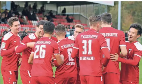  ?? FOTO: MICHAEL SCHNIEDERS ?? Eine Menge Grund zum Jubeln haben bislang die Spieler des FC Wegberg-Beeck: Acht von neun Spielen haben sie gewonnen, dazu einmal Remis gespielt. Ob diese Erfolgsser­ie auch morgen bei den seit 13 Monaten daheim ungeschlag­enen Frechenern anhält?