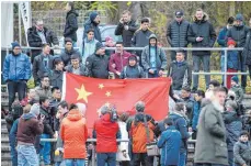  ?? FOTO: DPA ?? Beim Freundscha­ftsspiel zwischen dem Regionalli­gisten TSV Schott Mainz und Chinas U20 halten Fans eine China-Flagge hoch.