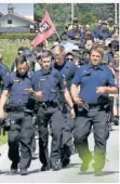  ?? FOTO: DPA ?? Demonstran­ten gegen den G7-Gipfel, begleitet von Polizisten.
