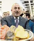  ?? Foto: Rainer Jensen, dpa ?? Nicht überall ein gern gesehener Gast: der türkische Außenminis­ter Mevlüt Ca vusoglu auf der Tourismusm­esse ITB in Berlin.