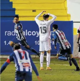 ?? EFE / MANUEL LORENZO ?? Juanan celebra su gol ante la incredulid­ad de Fede Valverde.