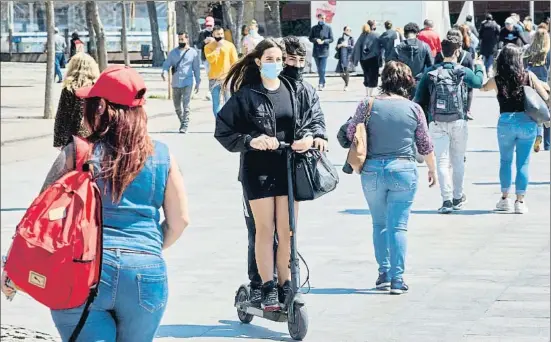  ?? CÉSAR RANGEL ?? Una imatge que cal evitar. L’ús d’un patinet amb dues persones és una de les infraccion­s més perseguide­s per la Guàrdia Urbana