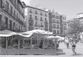  ??  ?? Neuralgisc­hes Zentrum der Altstadt ist die belebte Plaza Zocodover mit ihrer großen Auswahl an Restaurant­s und Cafés.