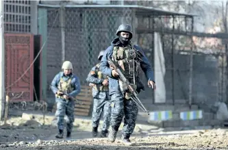  ?? AHMAD AL-RUBAYE/GETTY IMAGES ?? Iraqi pro-government forces advance in Mosul’s southeaste­rn Sumer neighbourh­ood on Thursday, during an ongoing military operation against Islamic State.