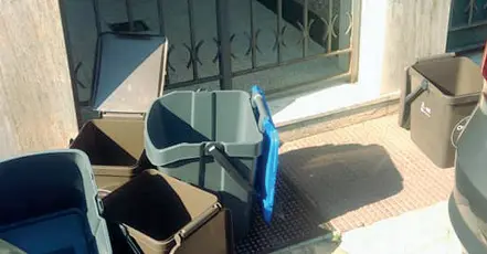  ??  ?? Pattumelle­I bidoncini per la raccolta dei rifiuti porta a porta dopo lo svuotament­o