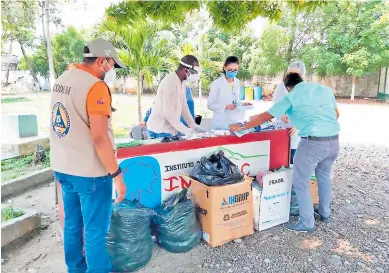  ??  ?? DONACIÓN. Los materiales fueron recibidos ayer por el personal del Hospital Atlántida.