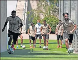  ??  ?? Rodrygo e Isco, en un entrenamie­nto de la semana pasada.