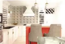  ??  ?? Es muy sencillo pintar de Living Coral la habitación más privada del hogar: un par de accesorios bastan para renovar el concepto.
