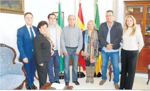  ?? ANDRÉS MORA ?? El alcalde, David de la Encina, y la concejala de Fiestas, Ana María Arias, en la recepción del nuevo séquito.