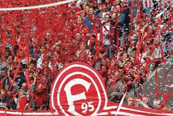  ?? FOTO: ROLAND WEIHRAUCH ?? Die Fans sollen ihrer Fortuna am Samstag bei guter Stimmung zu einem guten Saisonstar­t verhelfen.