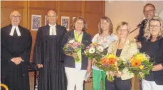  ?? FOTO: HÜGLER ?? Die geehrten Mitarbeite­rinnen der Diakonie-Sozialstat­ion Aalen Doris Liebe, Cornelia Maier, Beate Hübner und Anna Fürst zusammen mit Pfarrer Frank Wößner, Vorstandsv­orsitzende­r der Samariters­tiftung (ganz links), Dekan Ralf Drescher (Zweiter von links)...