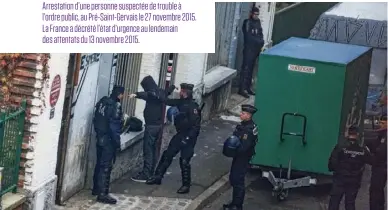 ??  ?? Arrestatio­n d’une personne suspectée de trouble à l’ordre public, au Pré-Saint-Gervais le 27 novembre 2015. La France a décrété l’état d’urgence au lendemain des attentats du 13 novembre 2015.