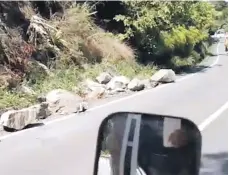  ?? ?? Rocas desprendid­as en la carretera Casabito-Constanza.