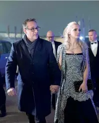  ??  ?? La coppia I coniugi Strache arrivano al ballo