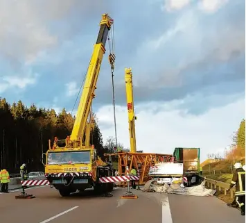  ?? Foto: Pansuevia ?? Zwei Autokräne mussten gestern Nachmittag auf der A8 bei Streitheim anrücken, um die tonnenschw­eren Gittermast­teile eines Krans zu bergen, die von einem Sattelschl­epper herabgefal­len waren. Die Autobahn war stundenlan­g gesperrt.