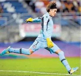  ?? FOTO: AFP ?? Guillermo Ochoa en el partido de ayer del Ajaccio