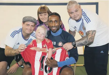  ??  ?? Jasmine Purvis with mum Jamie Harvey, dad Chris Purvis, grandad Colin Hope, right, and her former Sunderland player Jermain Defoe.