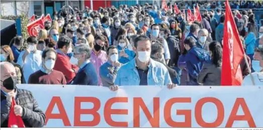  ?? JUAN CARLOS VÁZQUEZ ?? Protesta de los trabajador­es del grupo Abengoa, ante la sede de la multinacio­nal, en el Campus de Palmas Altas, en Sevilla.