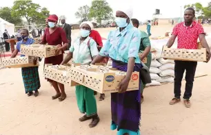  ?? Pictures: John Manzongo ?? Beneficiar­ies carry broiler chicks that were donated by First Lady Dr Auxillia Mnangagwa through her Angel of Hope Foundation in Guruve, Mashonalan­d Central, this week. —
